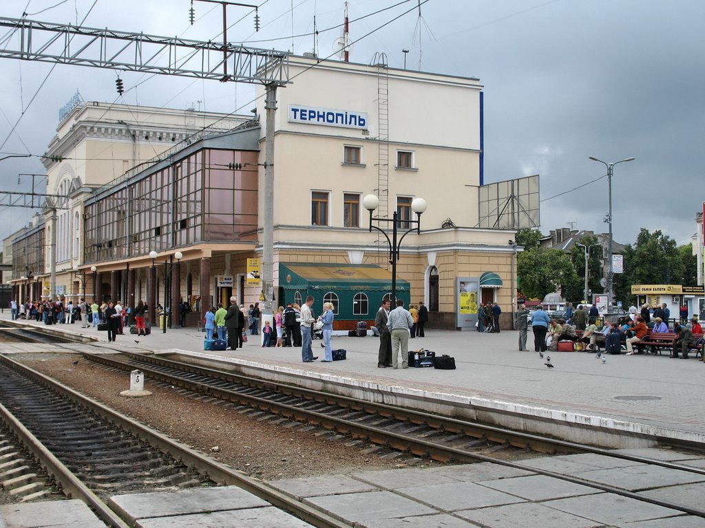 На пероні.*