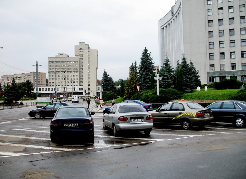 Тернопіль.Перед мерією.*