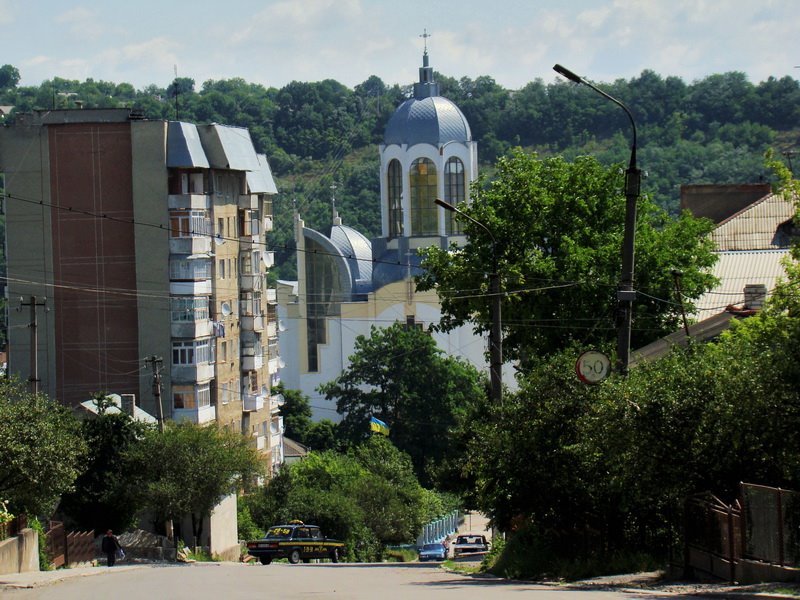 Вид с улицы на храм