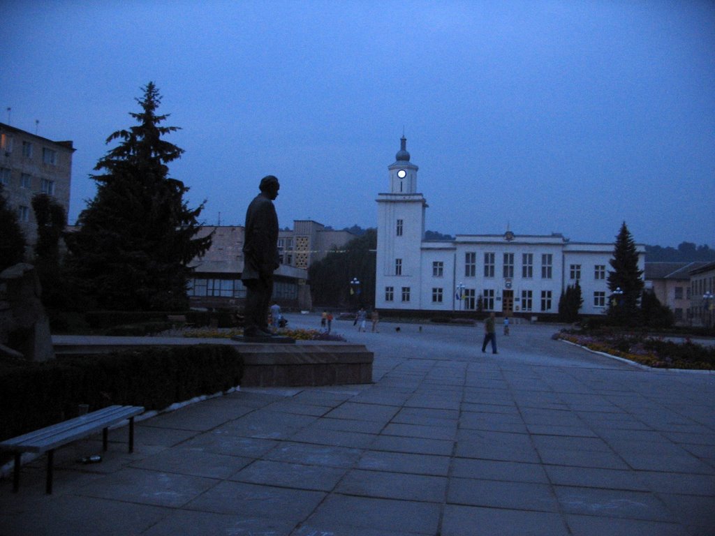 площа ввечері