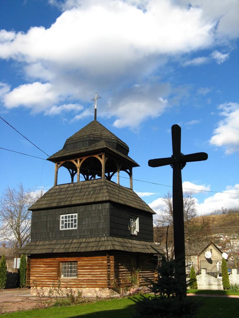 Деревяна церква Вознесіння (1630/1717р.р.) Дзвінниця./Wooden church Voznesinnya in Chortkiv (1630/1717). Belltower.
