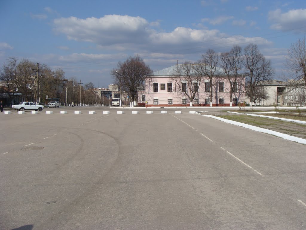 г. Балаклея. Центральная площадь города, площадь имени Ростовцева И.Н. Вид на улицу Ленина.