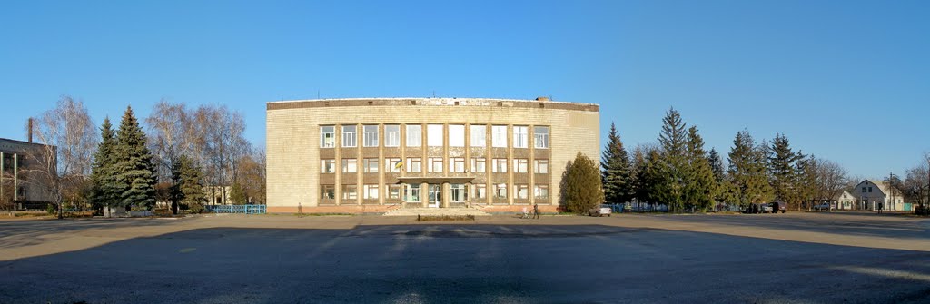 пгт.Близнюки Райгосадминистрация, панорама площади