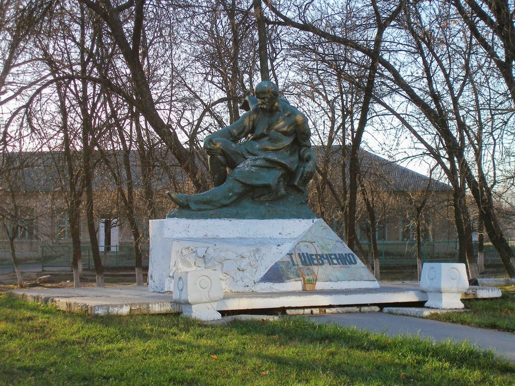 пгт.Близнюки памятник Т.Г. Шевченко