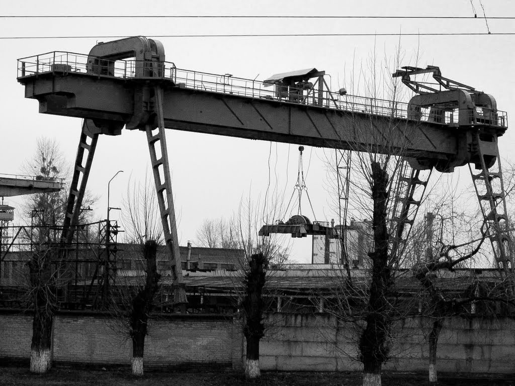 The tower crane on the Kharkiv coking plant - баштовий кран на Харківському коксовому заводі