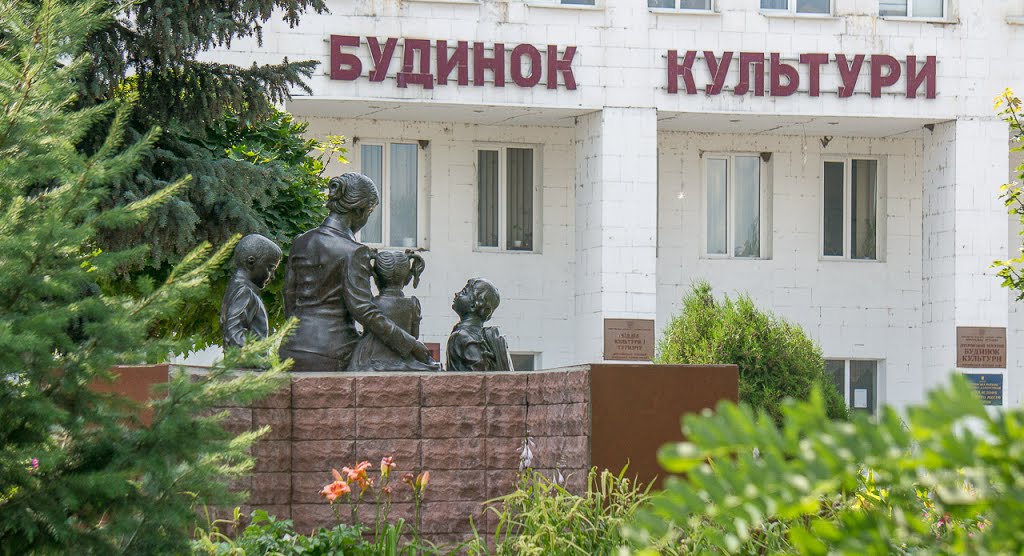 Возле Дергачевского Дома культуры.