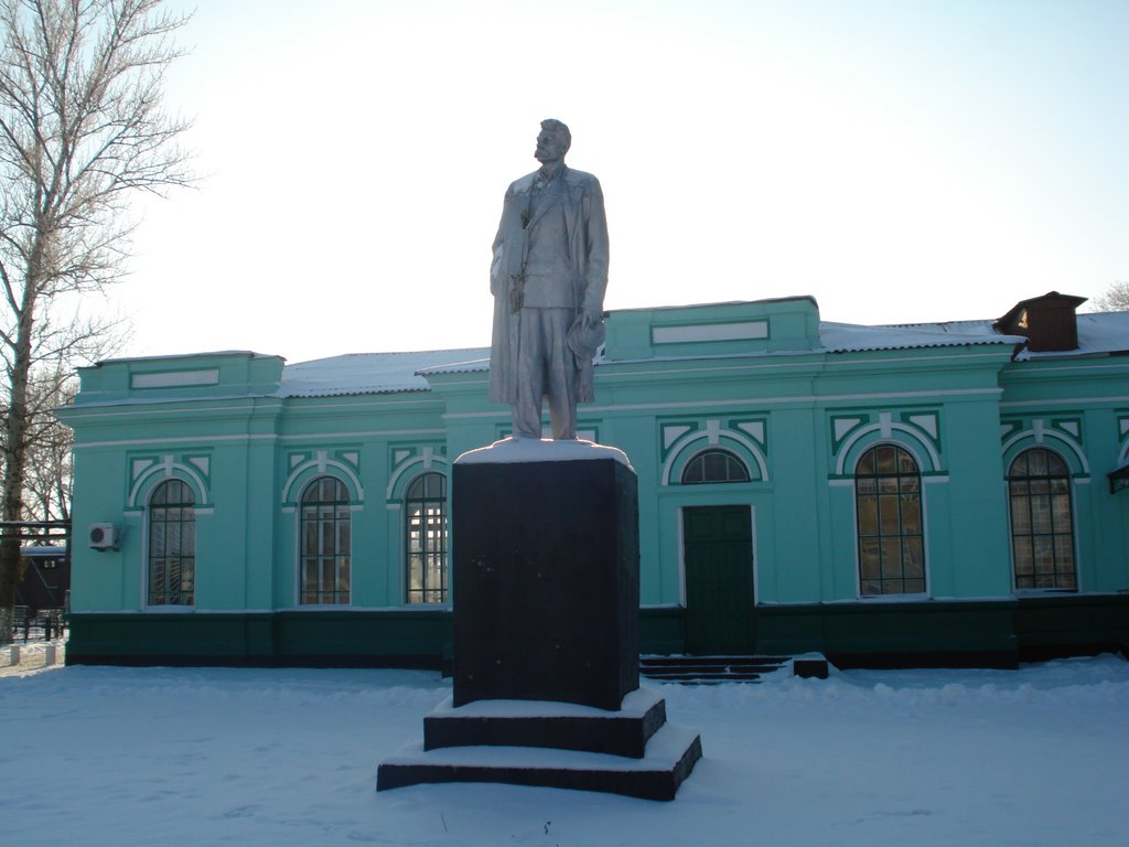 Памятник М.Горькому (привокзальная площадь)
