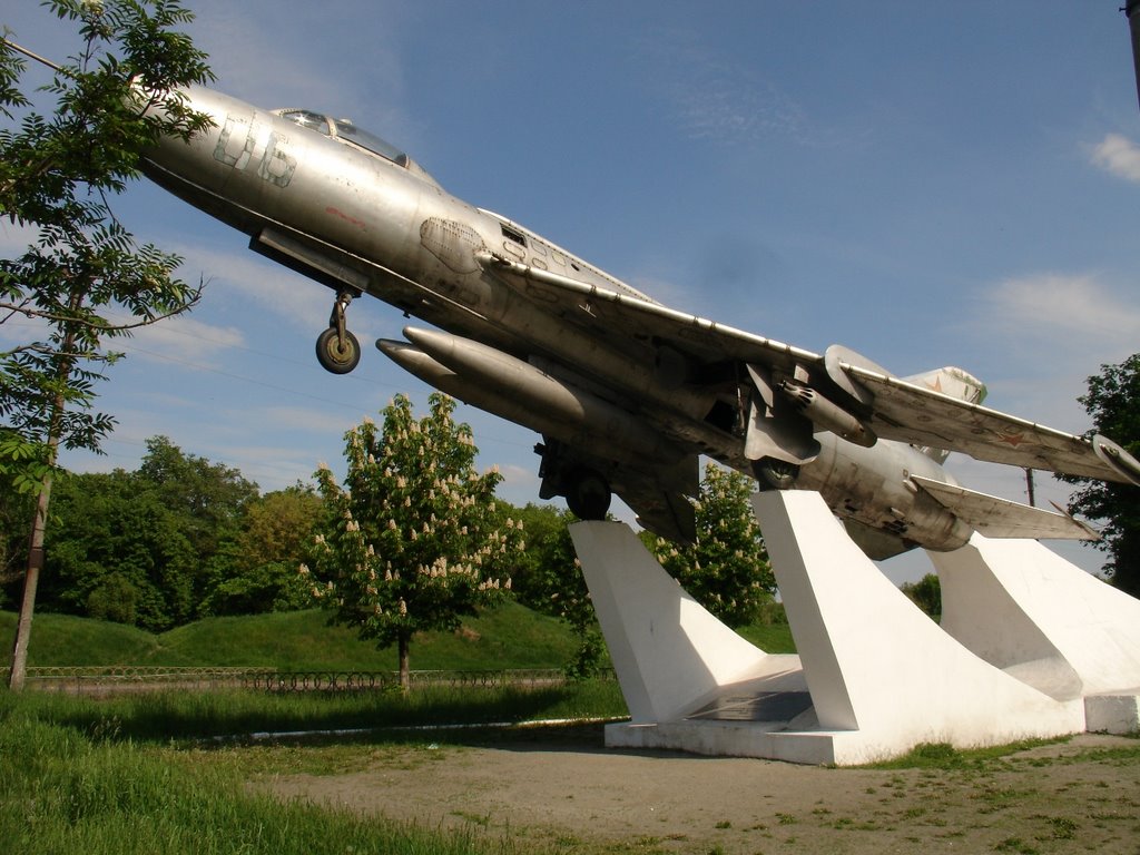 Лётчикам-освободителям Краснограда. Истребитель-бомбардировщик Су-7БМ