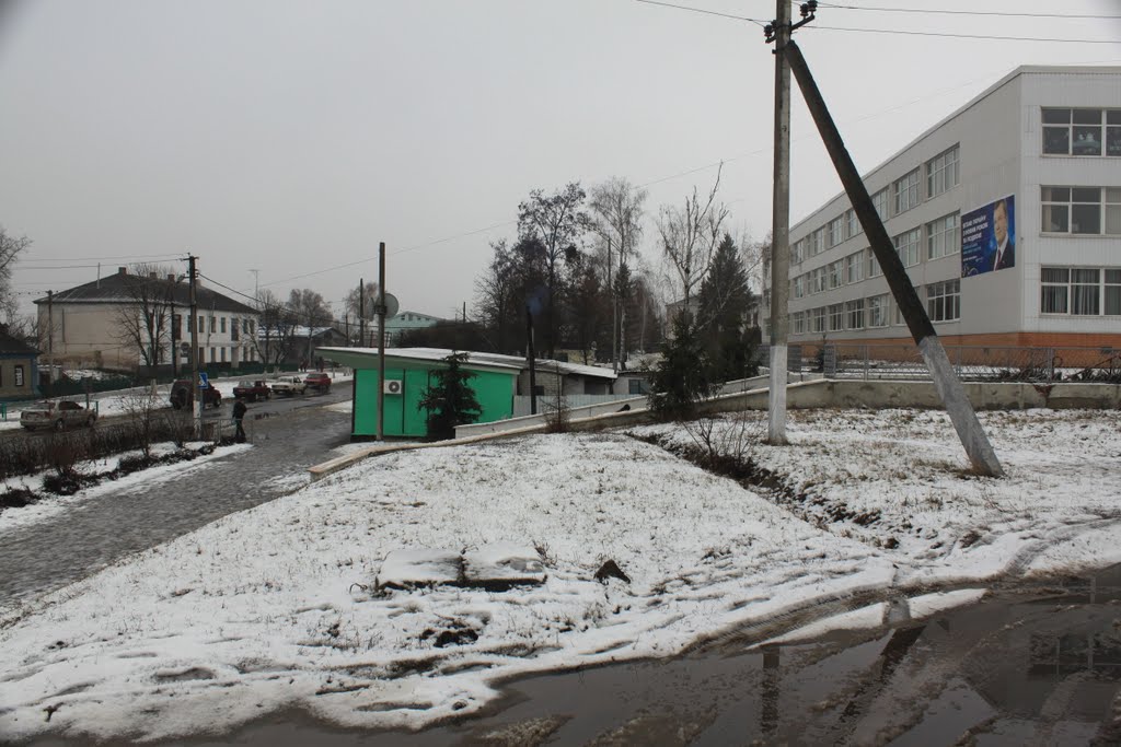 Возле ЗАГС