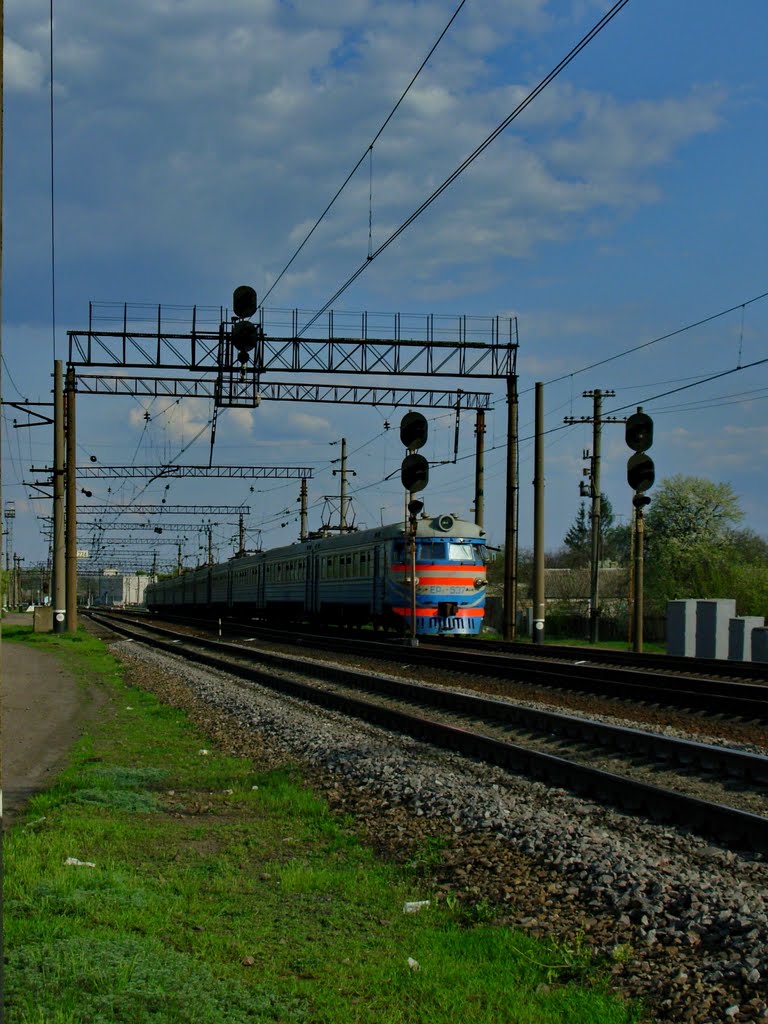 Электропоезд ЭР-2 отправился от ст. Люботин. ER-2 electric train leaves the Lyubotin st.
