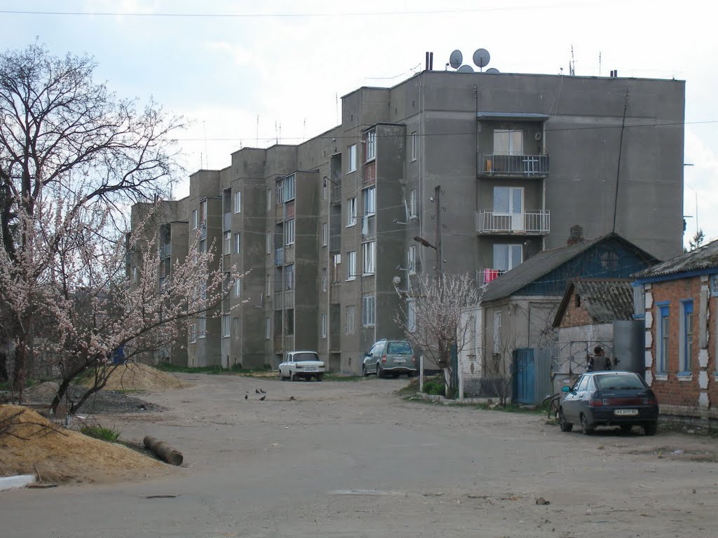 пгт.Новая Водолага 4-х этажка по ул.Победы