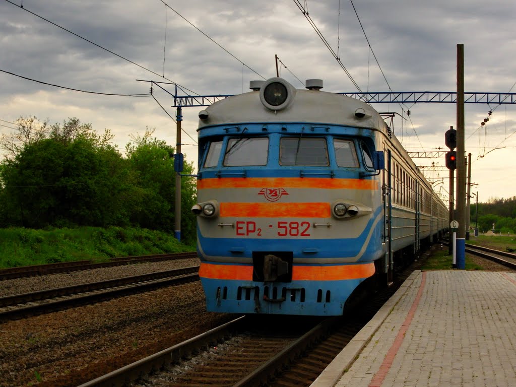 Электропоезд ЭР-2 прибывает на ст. Водолага. ER-2 electric train arriving on Vodolaga st.