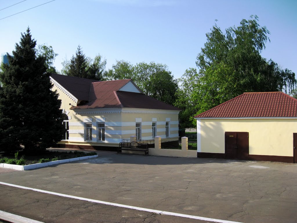 Шевченкове (Харківська область). Залізничний вокзал поч. ХХ-го ст., переб. на поч. 1950-х років/ Shevchenkove (Kharkiv region). The railway station (the early of XX c., rebuilt at 1950-s).