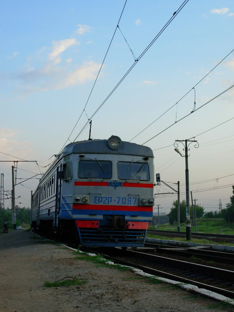 Электропоезд ЭР2Р прибывает на платформу Мост. ЭР2Р electric train arriving to Mist railway platform.
