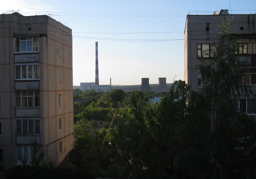 Пісочин. Вид на ТЕЦ-5 між будинками.