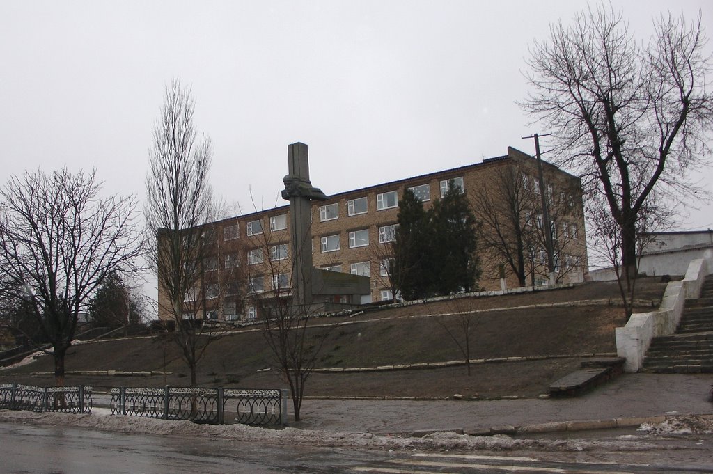 Берислав, памятник у медучилища