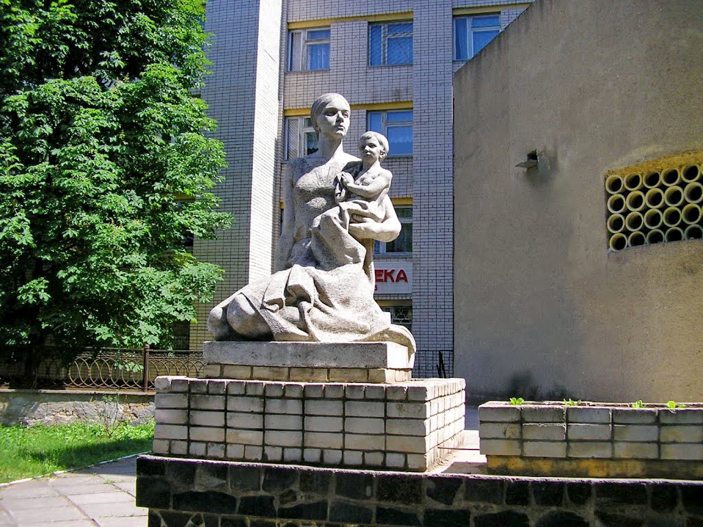 Скульптура возле роддома / Sculpture near the hospital