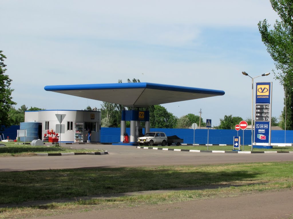 Бензозаправна станція Укрнафта - Авіас