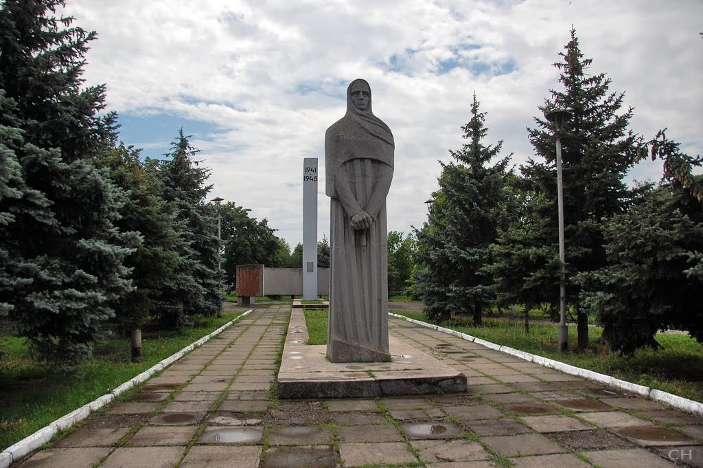 Геническ. Монумент  Скорбящая Мать