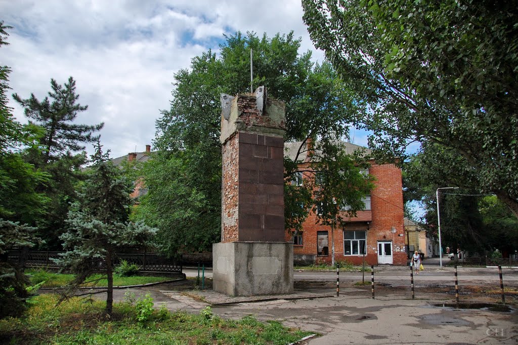 Геническ. Обелиск