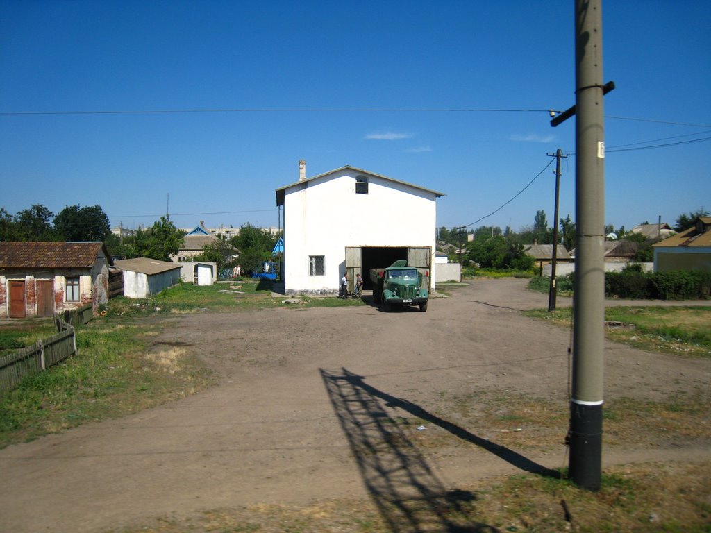 Гараж. A garage.