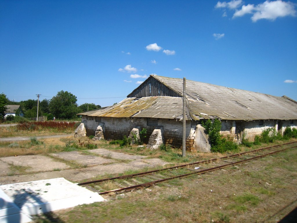 Какой-то старый склад. An old store.