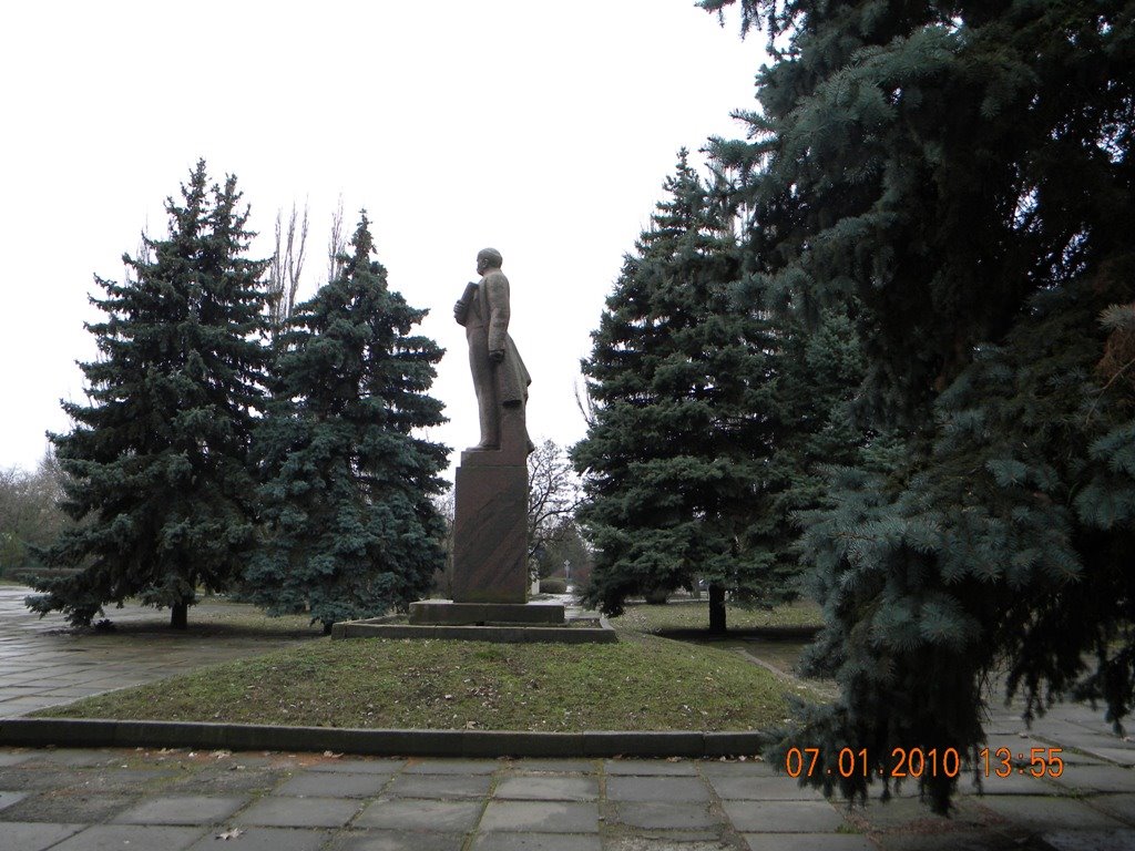 памятник Ленину (площадь возле Дома Культуры)
