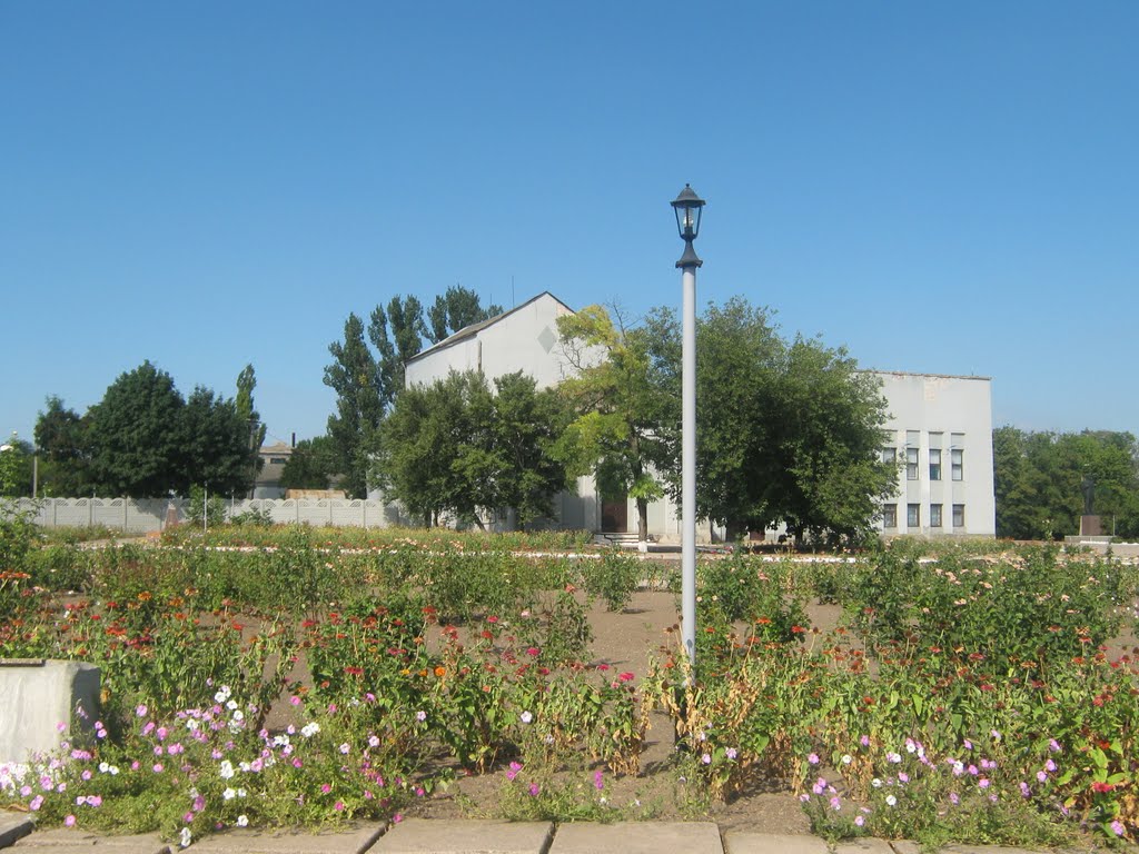 Дом культуры в зелени