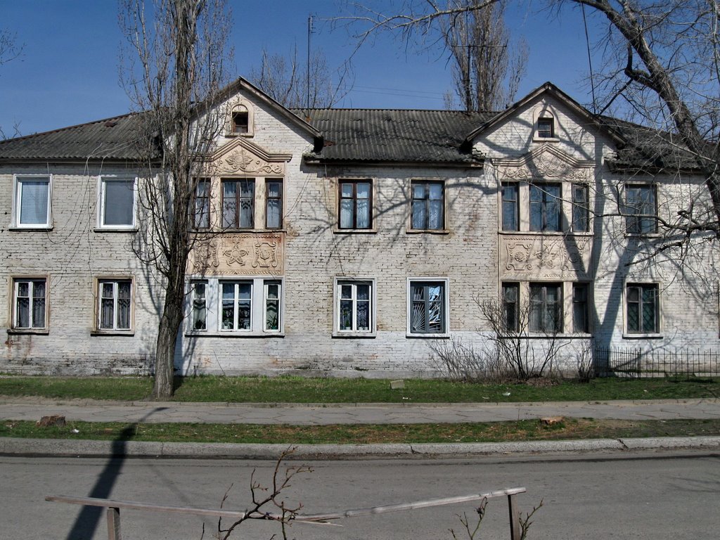 Неповторимые узоры Новокаховской архитектуры.Дом на Карла Маркса. Фото 1.
