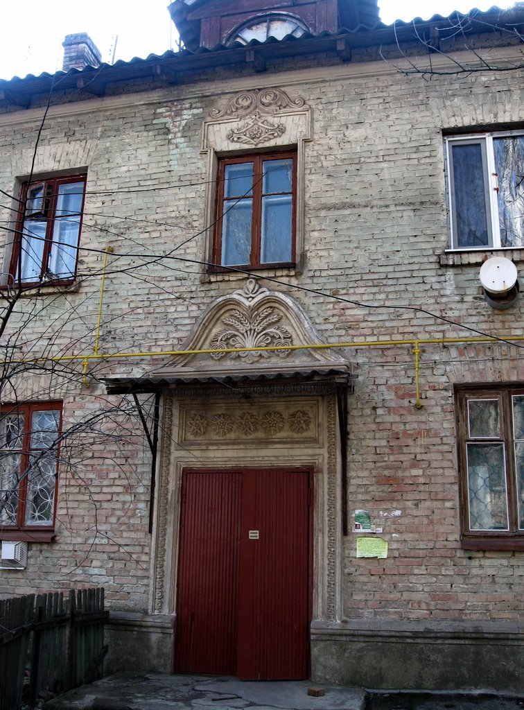 Неповторимые узоры Новокаховской архитектуры. Вход в подъезд. Фото 1.