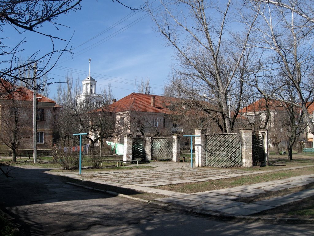Во дворе.