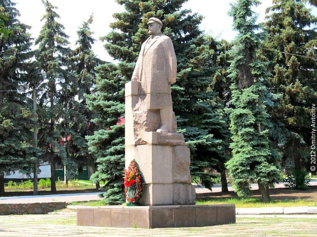 Гранітний Володька Ленін в Нововоронцовці, фото 2012 р. Демонтований 24 лютого 2014.