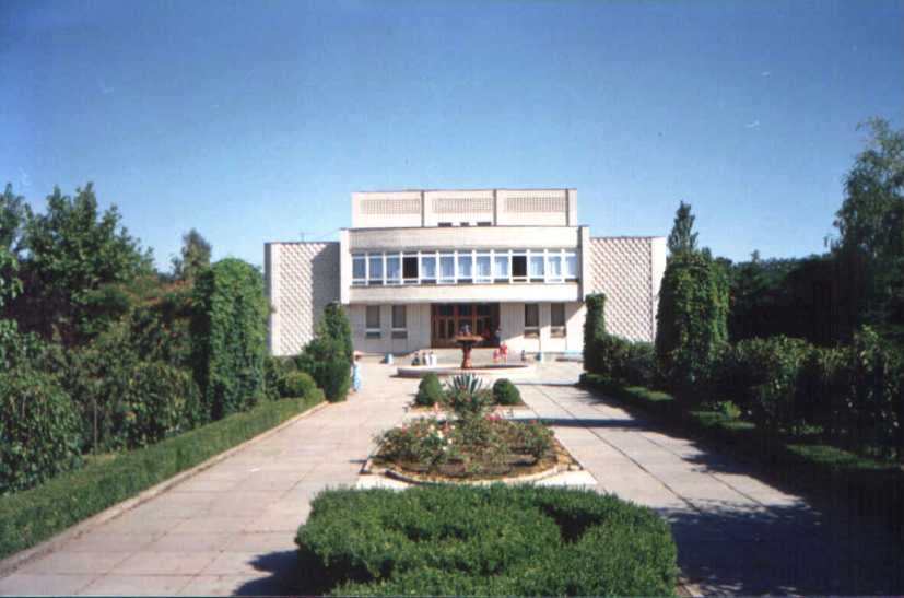 Скадовск. Д/о "Таврия". Центральная площадь и здание столовой.