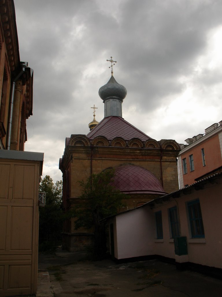 Во дворе церкви царицы Александры