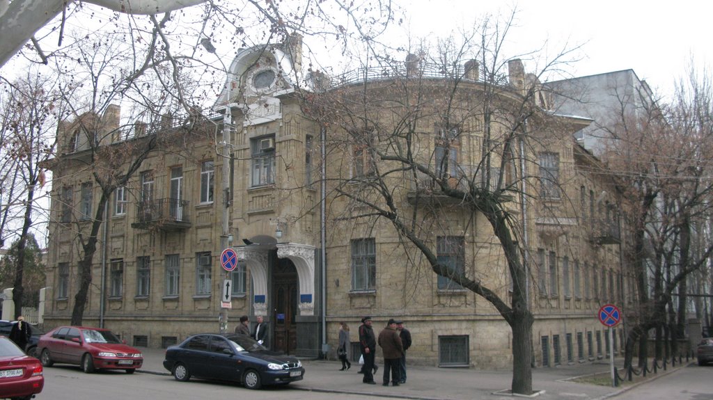 Cardiology Center Kherson Дом (улица Суворова, 35), построенный в 1909 году в стиле модерн с применением мотивов ренессанса. Принадлежал он купцу-предпринимателю Сербинову. Ныне в его стенах расположен Херсонский областной кардиологический диспансер