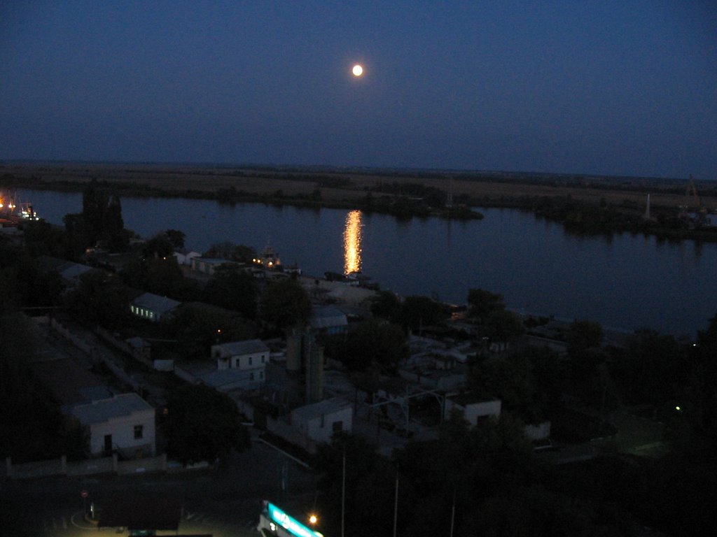 Moonlight over Dniepr river, Kherson. Sight from hotel "Fregat", 11th floor. Луна над Днепром. Вид с 11-го этажа гостиницы "Фрегат".