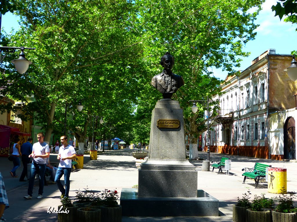 Памятник Суворову на центральній вулиці