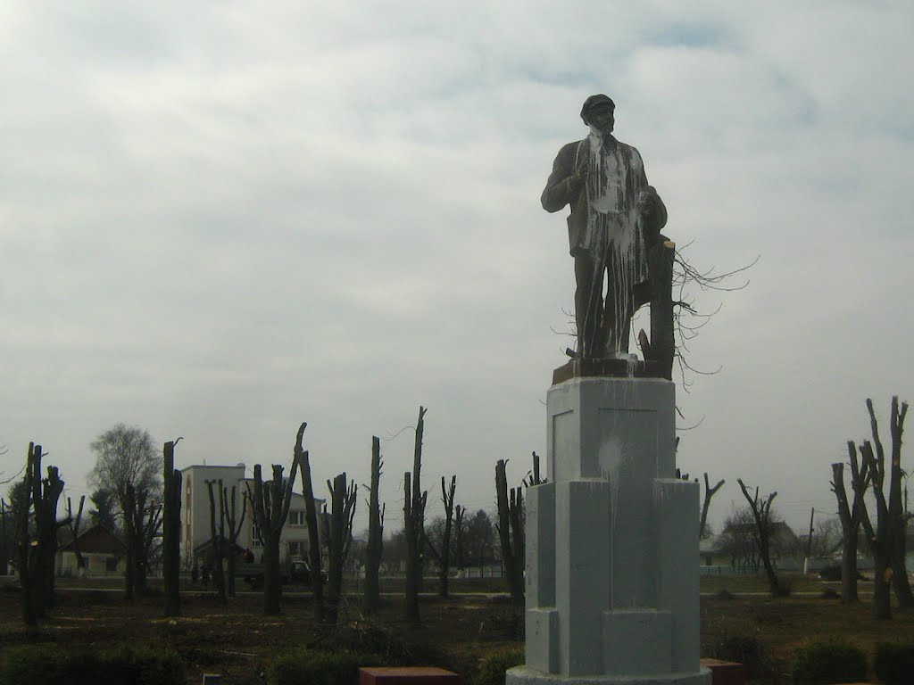 ►Памятник Леніну на вокзалі у Волочиську (ліквідовано)