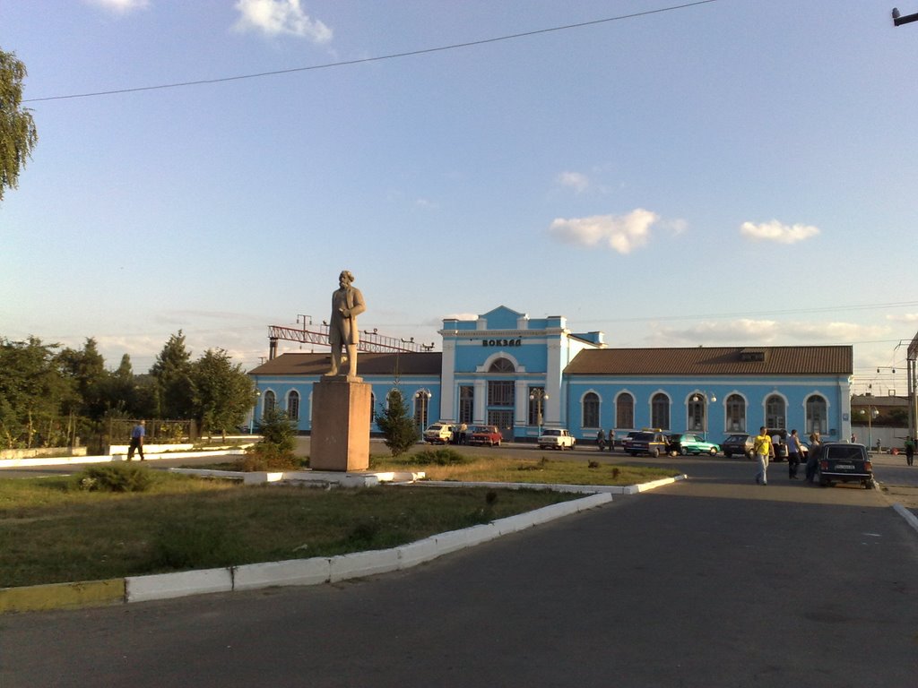 Памятник К. Марксу перед вокзалом