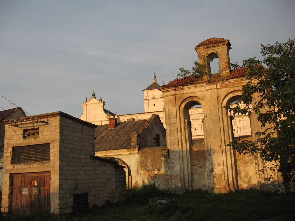 біля стін колишнього монастиря ♦ near the walls of former monastery
