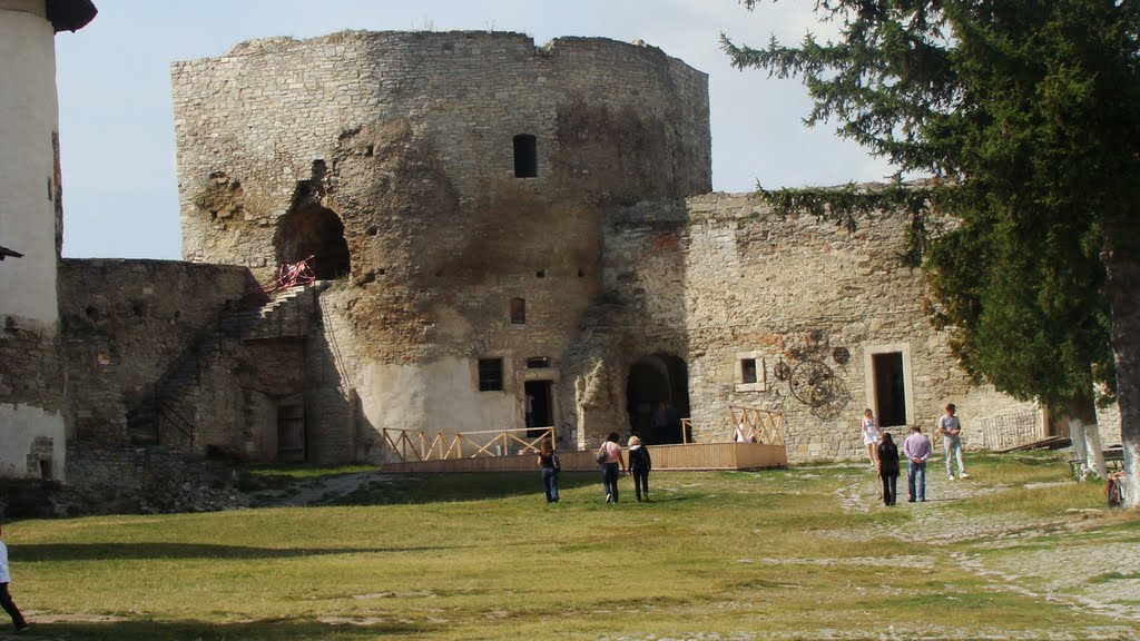 Kamieniec Podolski - Baszta Papieska albo Juliańska, zbudowana w latach 1503-1513 na koszt  papieża Juliusza II, ozdobiona jego rodzinnym herbem Della Rovere.  =  Pope tower  == info com 11