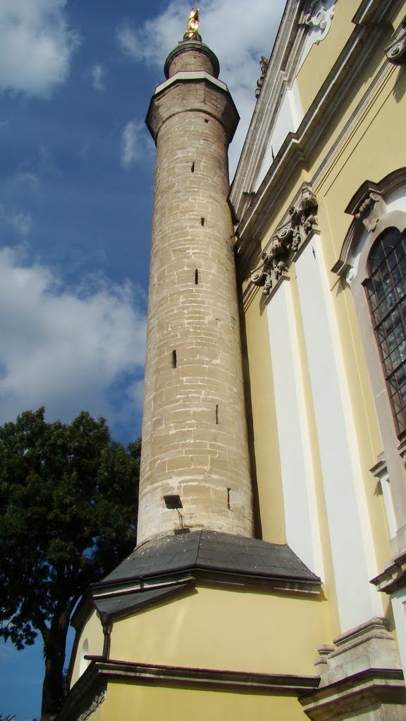 Kamieniec Podolski - posąg Matki Boskiej na minarecie przy Katedrze Świętych Apostołów Piotra i Pawła ==  statue Virgin Mary on the minaret at the Cathedral of Saints Peter and Paul