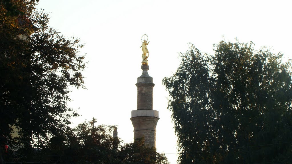 Kamieniec Podolski - posąg Matki Boskiej na minarecie przy Katedrze Świętych Apostołów Piotra i Pawła ==  statue Virgin Mary on the minaret at the Cathedral of Saints Peter and Paul . Info com.1