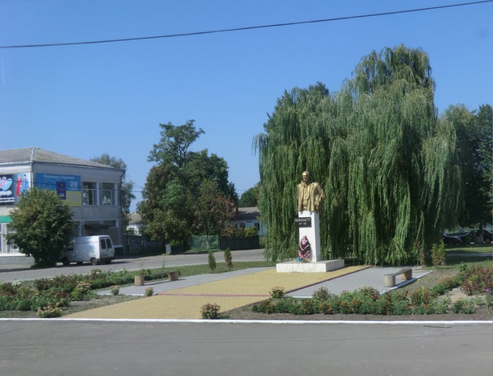 Sonntag 15 Uhr, wir durchfahren Letychiv, Oblast Chmelnyzkyj - Denkmal von Letichiv Летичів - "золотий ідол"  (1819 - 1861)?!