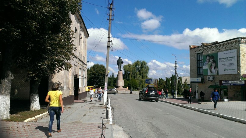 А Батька Ленин всё стоит....