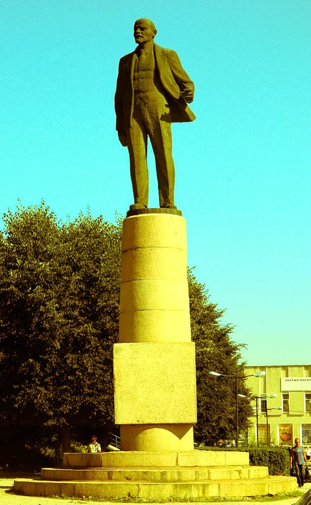 Головний пам*ятник Нової ушиці - Пам*ятник Леннону. Monument of  Lennon