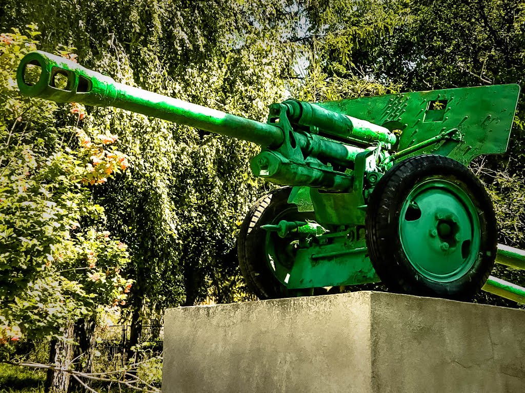 Пам*ятник на честь героїчної оборони Нової Ушиці. / Monument in honor of the heroic defense of New Ushytsya.