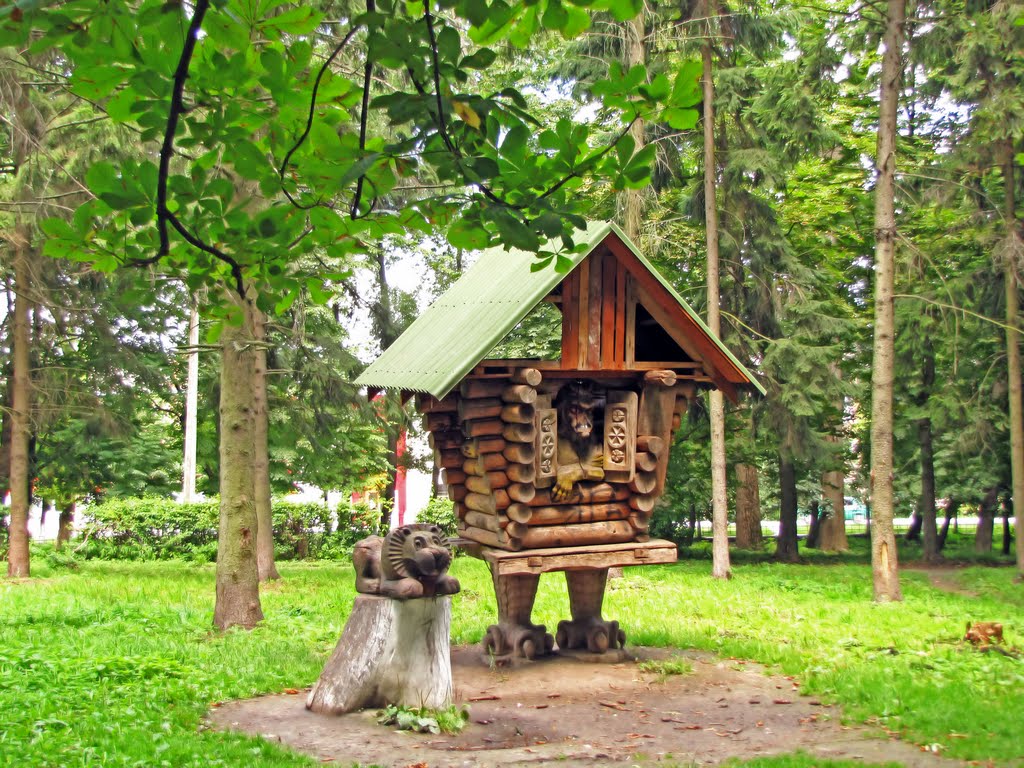 Староконстантинов. Избушка на курьих ножках в парке.