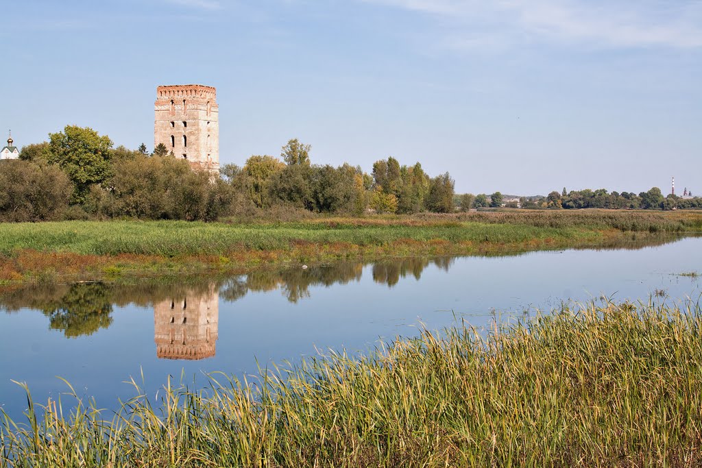 Башня. Отражение в реке