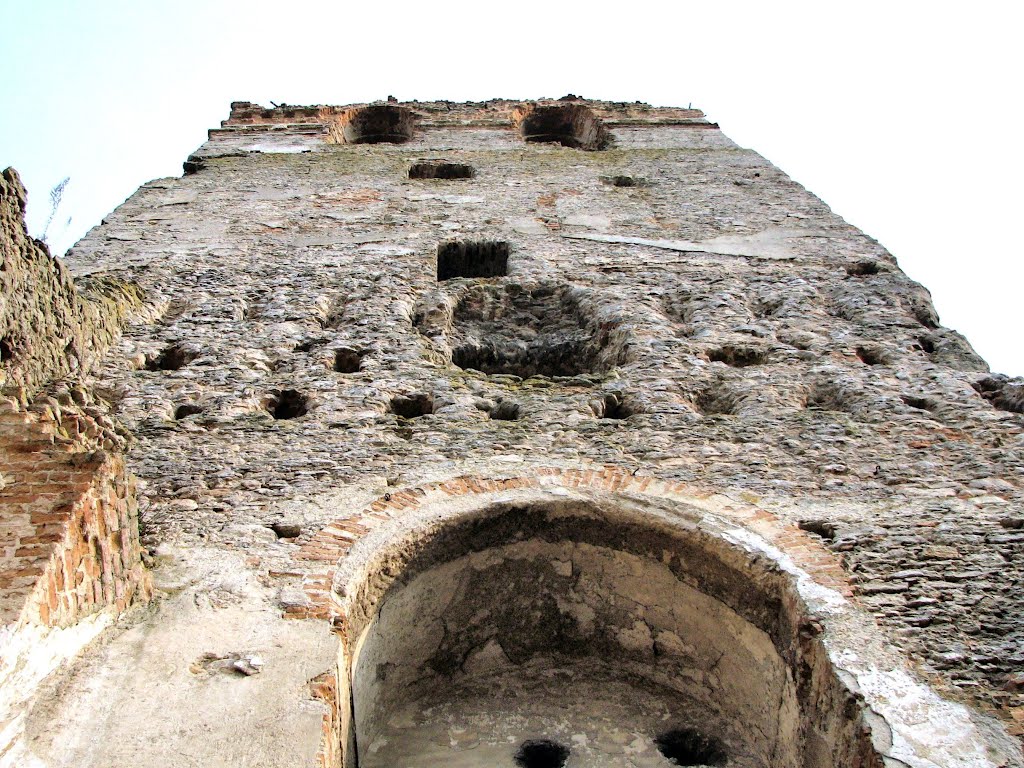 Old tower. Доминиканский собор. Оборонительная башня. Мы над прошлым или прошлое над нами и в нас?